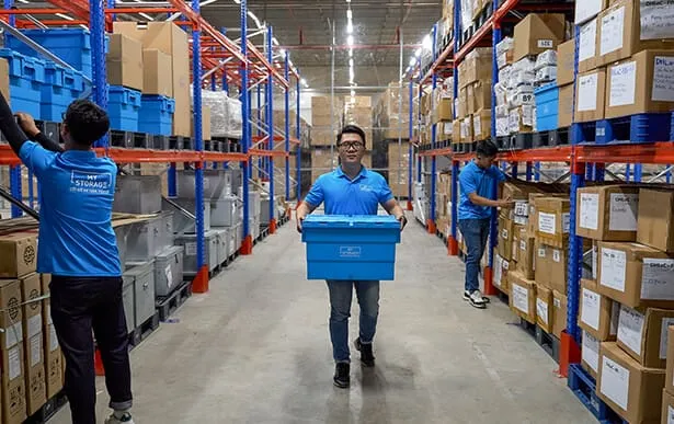 Sản phẩm man holding box — Mystorage - Công Ty TNHH Austin Lab — MST 0315511569