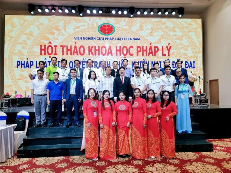 Sản phẩm luat su au trung hue tai hoi thao khoa hoc luat dat dai 1024x768 — Công Ty Luật TNHH Quốc Tế Song Thịnh — MST 0315578690