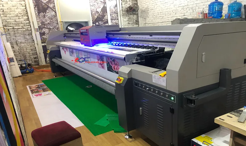 Sản phẩm uv cuon2 — In ấn Quảng Cáo Thương Hiệu - Công Ty TNHH MTV Sản Xuất In ấn Quảng Cáo Thương
Hiệu — MST 0315651220
