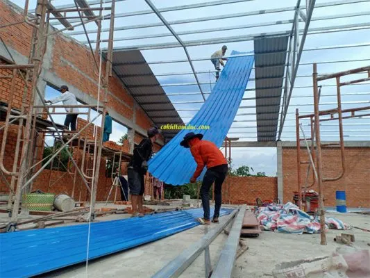 Sản phẩm lop mai ton mau xanh bien nha xuong tai hoc mon 533x400 — Công Ty TNHH Cửa Sắt Tâm Đức — MST 0315850667