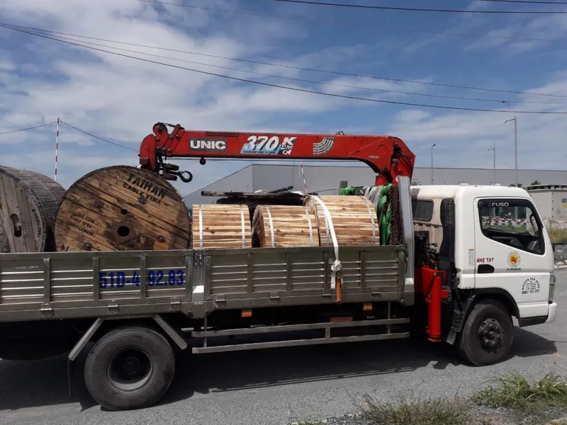 Sản phẩm dich vu van chuyen hang hoa dang ngay mot tang 1024x768 — Công Ty TNHH Thương Mại Dịch Vụ Vận Tải Hùng Đạt — MST 0316014513