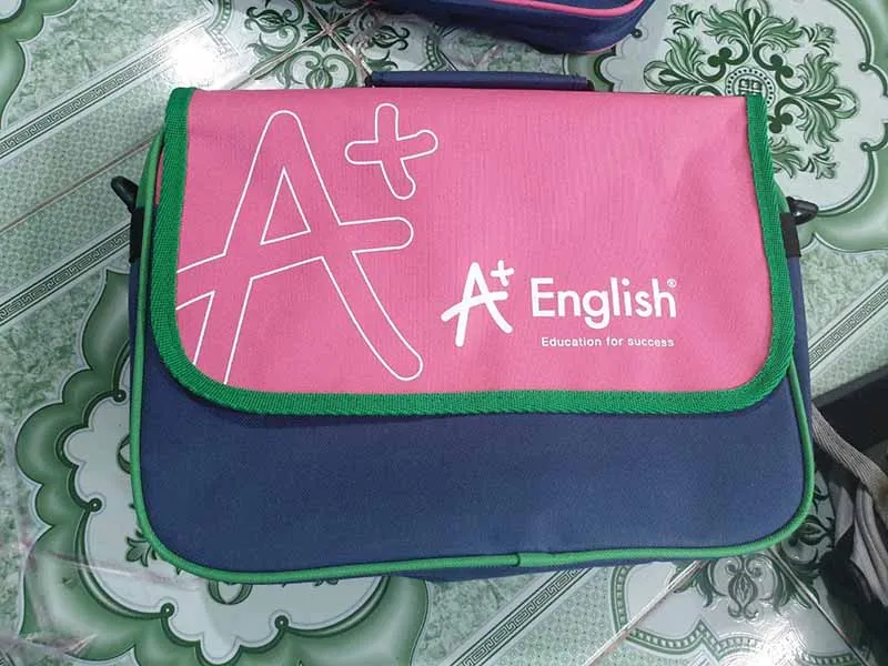 Sản phẩm CẶP ANH NGỮ ENGLISH A MẶT TRƯỚC — Công Ty TNHH Sản Xuất Thương Mại Balo Túi Xách Thiên Phú — MST 0316286933