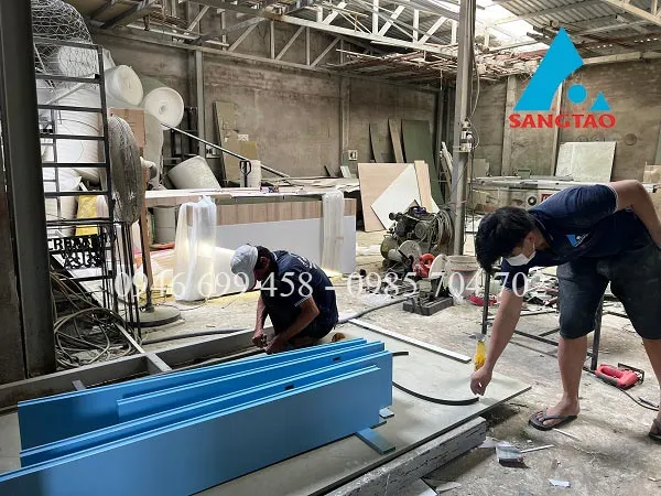 Sản phẩm san xuat quay ke trung bay shop showroom cua hang 12 — Công Ty CP Xây Dựng Quảng Cáo Nội Thất Sáng Tạo — MST 0316835580
