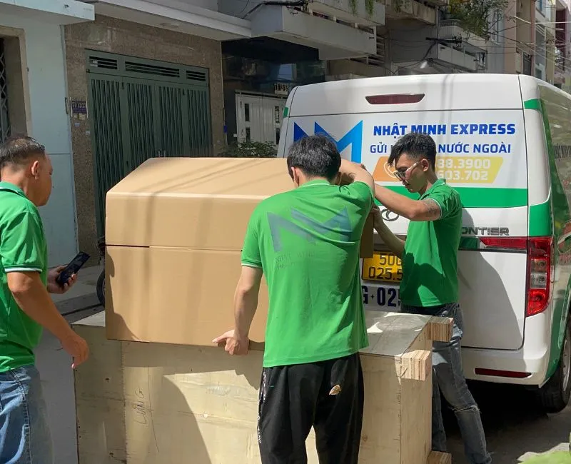Sản phẩm anh sap xep hang hoa len xe — Công Ty TNHH Chuyển Phát Nhanh Quốc Tế Nhật Minh Express — MST 0316916705