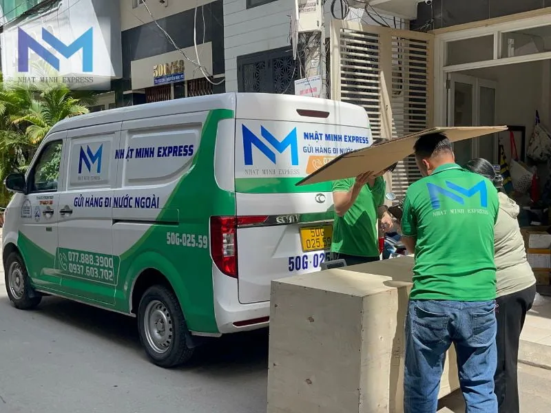 Sản phẩm anh sap xep hang len xe gui di nuoc ngoai nhat minh express — Công Ty TNHH Chuyển Phát Nhanh Quốc Tế Nhật Minh Express — MST 0316916705