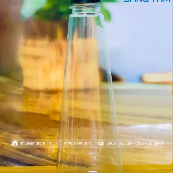 Sản phẩm chai tam giac 600x600 — Chai PET Sáng Tâm - Công Ty TNHH Sản Xuất Bao Bì Nhựa Sáng Tâm — MST 0317140831