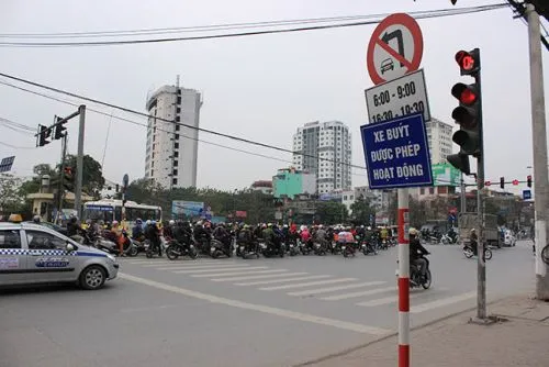 Sản phẩm bien bao giao thong cam xe o to re trai p 103c 500x500 — Công Ty TNHH Thương Mại Dịch Vụ Mỹ Anh Safety — MST 0317179885