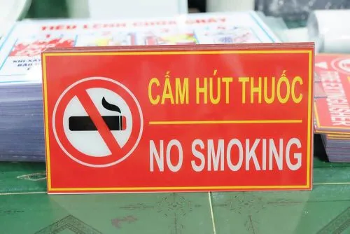 Sản phẩm bien bao mica cam hut thuoc 500x500 — Công Ty TNHH Thương Mại Dịch Vụ Mỹ Anh Safety — MST 0317179885