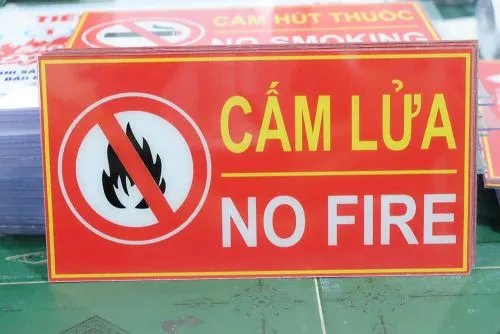 Sản phẩm bien bao mica cam lua 500x500 — Công Ty TNHH Thương Mại Dịch Vụ Mỹ Anh Safety — MST 0317179885