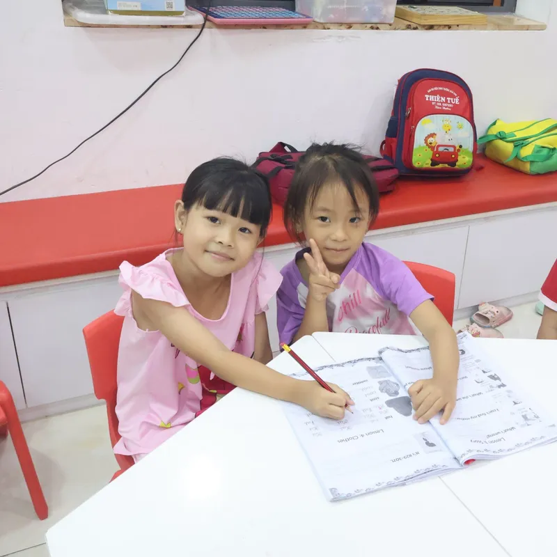 Sản phẩm hai be hoc vien anh ngu global check in — Công Ty Cổ Phần Giáo Dục Global Connection — MST 0317530373