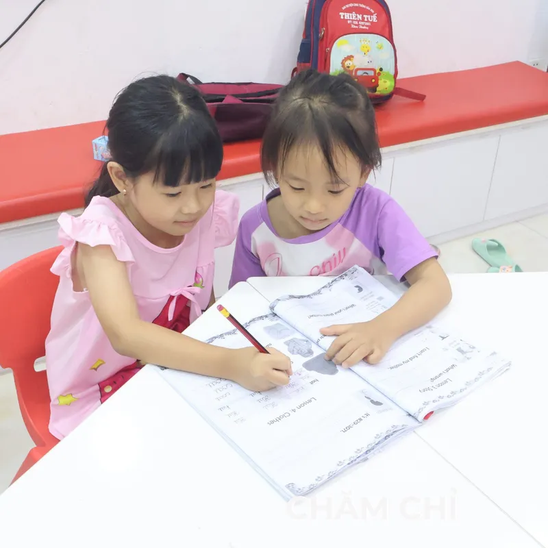 Sản phẩm hai be hoc vien anh ngu global hoc bai — Công Ty Cổ Phần Giáo Dục Global Connection — MST 0317530373