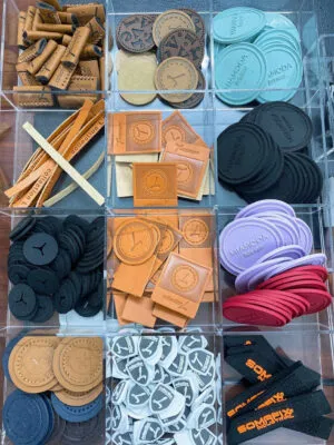 Sản phẩm z5375561423109_9f7ece3b1f3ff95a0224581d8f9a7629 1 300x400 — Khuy, Nút, Cúc Giai Cảnh - Công Ty TNHH Xuất Nhập Khẩu Giai Cảnh — MST 0318104924