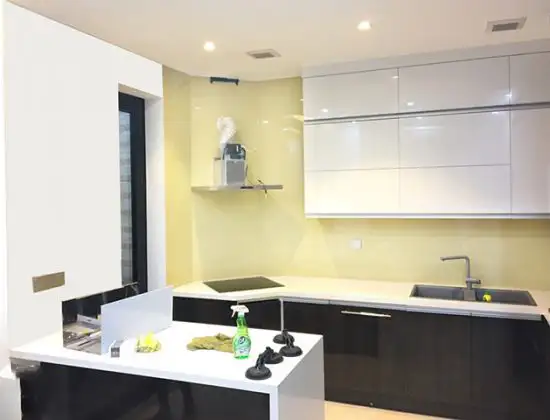 Sản phẩm kinh op bep mau kem sua 2 — Công Ty TNHH Thương Mại Sản Xuất Nhôm Kính Việt Đức — MST 0318159112