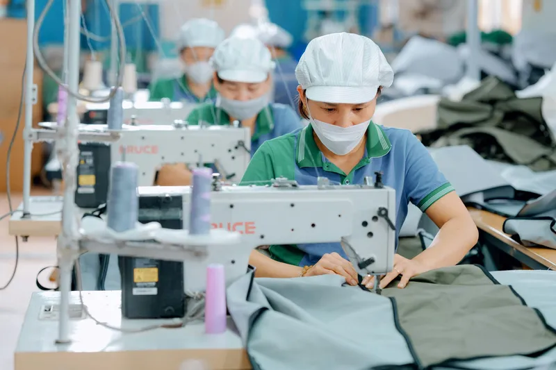 Sản phẩm Cong nhan may tui vai canvas thanh cuong Slide homepage — Công Ty TNHH Vải Giầy Thanh Cường — MST 0500432287