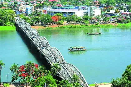 Sản phẩm du lich anh sao moi 02115108112012 hue   cau trang tien — Công Ty TNHH Du Lịch Quốc Tế ánh Sao Mới — MST 0900652255