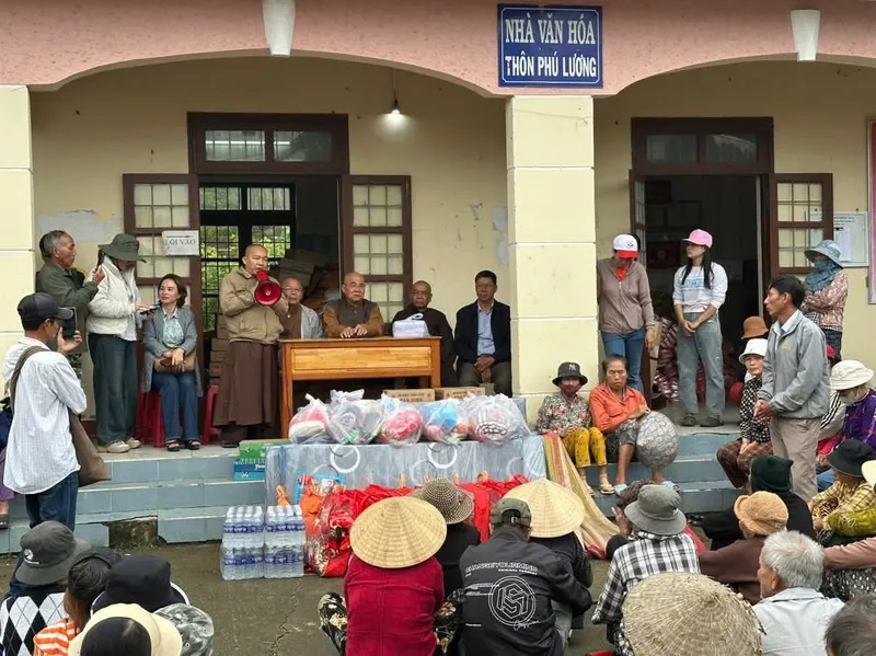 Sản phẩm hinh anh trao cho ba con phu yen ngay 10.12 1  — Công Ty TNHH Bao Bì Giấy Việt Trung — MST 1100980964