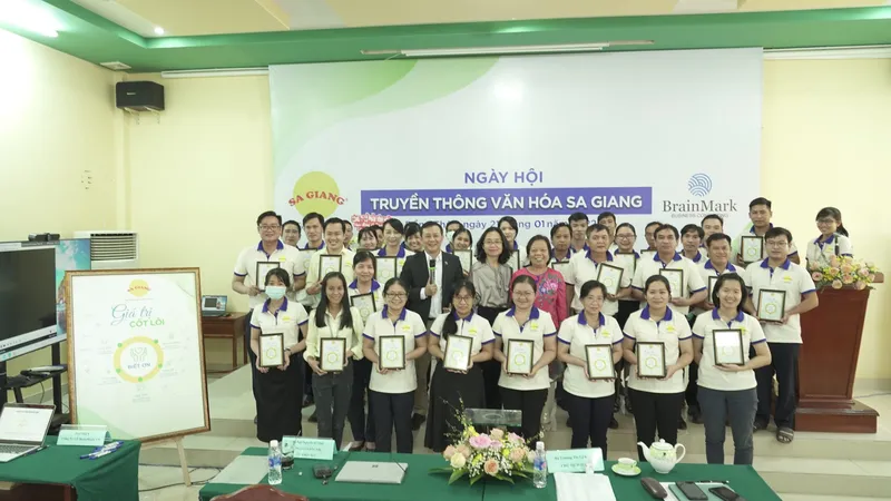 Sản phẩm Sa Giang Nhan vien 2 scaled — Công Ty Cổ Phần Xuất Nhập Khẩu Sa Giang — MST 1400469817