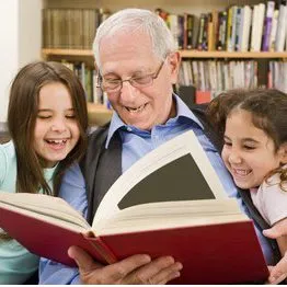 Sản phẩm grandfather grandchildren reading book 260nw 45340903 e1630569711967 — Tã, Giấy Merzy Bonny - Công Ty Cổ Phần Đại Phát — MST 2300332634