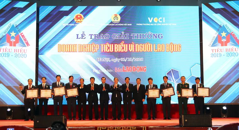 Sản phẩm rsz_anh le trao giai 1601618970316788563737 — Công Ty Cổ Phần Dịch Vụ Bảo Vệ Đại Bảo Long — MST 2300853605