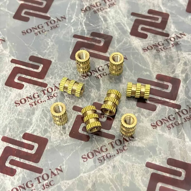 Sản phẩm oc cay ren trong m5 hai ranh chen nhua bang dong threaded insert knurl nut brass ep nhua ket noi ren ngoai 1 — Công Ty Cổ Phần Đầu Tư Sản Xuất Và Thương Mại (STG) Song Toàn — MST 2301096274