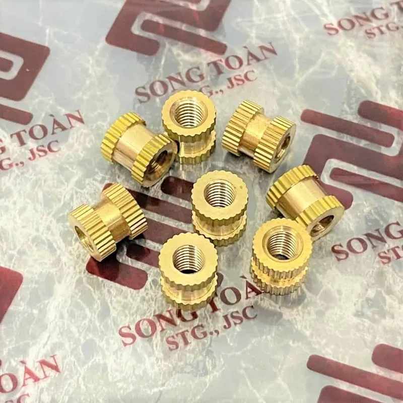 Sản phẩm oc cay ren trong m6 ranh chen nhua bang dong threaded insert knurl nut brass ep nhua ket noi ren ngoai 1 — Công Ty Cổ Phần Đầu Tư Sản Xuất Và Thương Mại (STG) Song Toàn — MST 2301096274