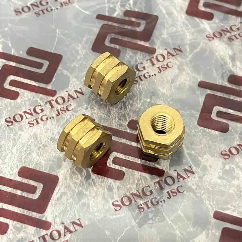 Sản phẩm oc cay ren trong m8 hai ranh chen nhua bang dong threaded insert knurl nut brass ep nhua ket noi ren ngoai 1 — Công Ty Cổ Phần Đầu Tư Sản Xuất Và Thương Mại (STG) Song Toàn — MST 2301096274