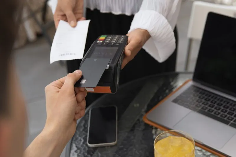Sản phẩm high angle customer paying with nfc device 1 800x533 — Công Ty Cổ Phần Thông Minh MK — MST 2500218495