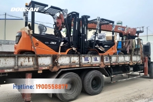 Sản phẩm 202310 ban giao 2 xe nang dien doosan phu tho 1 medium.jpg — Công Ty Cổ Phần Kỹ Thuật Dịch Vụ Thành Công — MST 2700638514