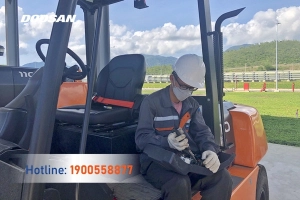 Sản phẩm 202310 cskh xe nang doosan viet nam 02 medium.jpg — Công Ty Cổ Phần Kỹ Thuật Dịch Vụ Thành Công — MST 2700638514
