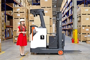 Sản phẩm tst gioi thieu xe nang dien dung lai br13s9 bobcat medium.jpg — Công Ty Cổ Phần Kỹ Thuật Dịch Vụ Thành Công — MST 2700638514