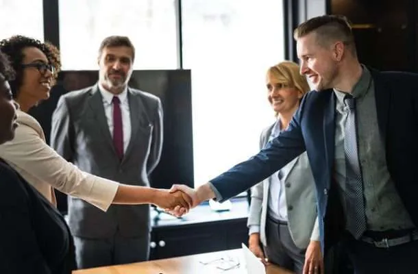 Sản phẩm businessmen businesspeople businesswomen 1249158 610x400 — Công Ty Cổ Phần Tư Vấn Và Đào Tạo Vision — MST 2801582868