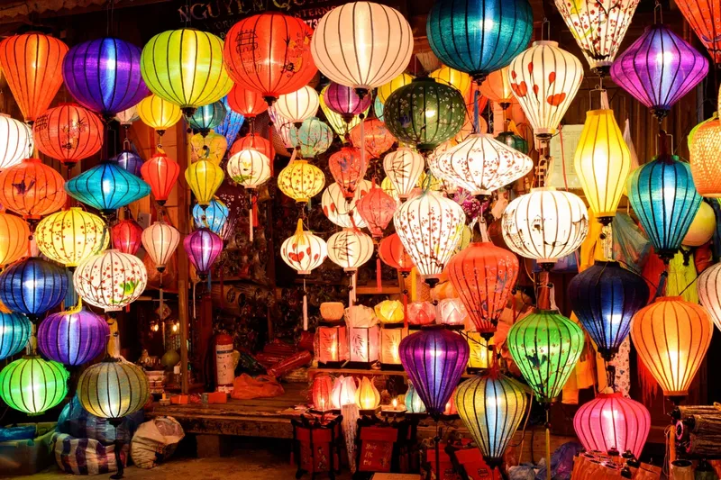 Sản phẩm Den long tro thanh bieu tuong van hoa dac trung cua pho hoi — Công Ty TNHH Du Lịch Sovaba — MST 3101099382