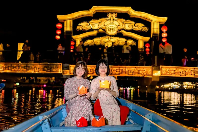 Sản phẩm Du khach check in voi hoa dang tren du thuyen song hoai — Công Ty TNHH Du Lịch Sovaba — MST 3101099382