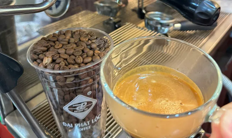 Sản phẩm z6697799171356_75987f3c0649f75418a6f4a6f7c5a535 e1750070058472 — Café Đại Phát Lộc - Công Ty TNHH Một Thành Viên Sản Xuất Thương Mại Café Đại
Phát Lộc — MST 3602613873