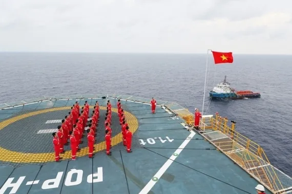 Sản phẩm (570x380)_crop_chao_co_tren_gian_khoan — Công Ty Cổ Phần Dầu Khí V-Gas — MST 3603202837