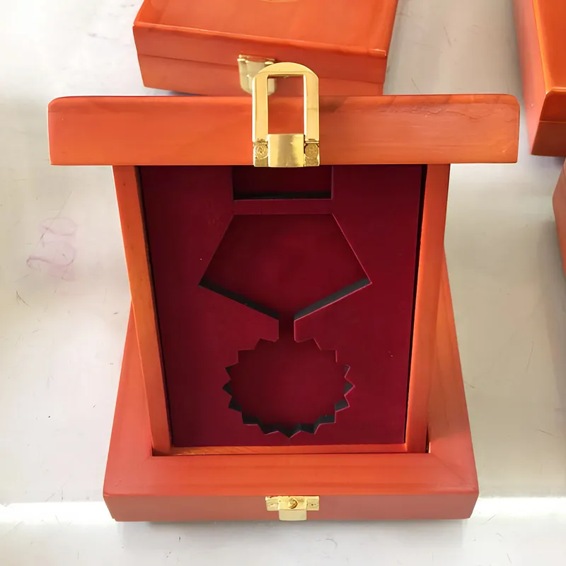 Sản phẩm Hop huy chuong cao cap (3) — Hộp Gỗ Mộc Nguyễn Gia - Công Ty TNHH Sản Xuất Thương Mại Mộc Nguyễn Gia — MST 3603491917