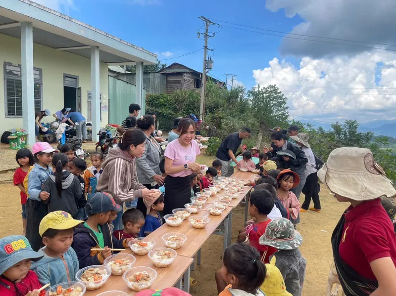 Sản phẩm trao yeu thuong den nhung trai tim nho tai huyen nam tra my tinh quang nam 44 min — Sàn Gỗ Vĩnh Tiến - Công Ty TNHH SX TM Thiết Kế Xây Dựng Vĩnh Tiến — MST 3702352826