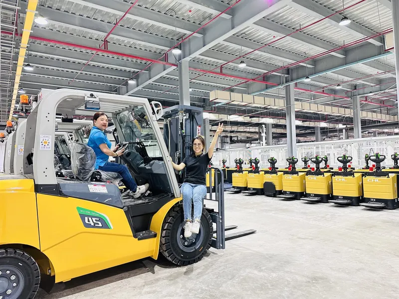 Sản phẩm BAN GIAO 78 XE NANG DIEN PIN LITHIUM JINKO scaled — Công Ty TNHH Một Thành Viên Xe Nâng Heli — MST 3702364405