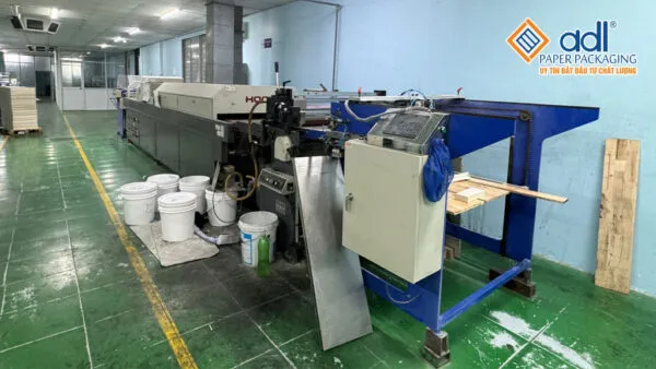 Sản phẩm MAY PHU UV 600x338 — Bao Bì ADL Paperpackaging - Công Ty TNHH Một Thành Viên ADL Paperpackaging — MST 3702574723