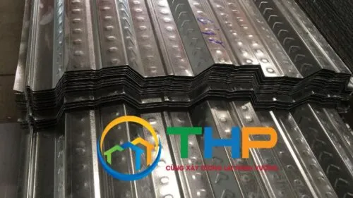 Sản phẩm ton san deck ton song san 500x281 — Tôn Thép Tân Hồng Phúc - Công Ty TNHH Vật Liệu Xây Dựng Tôn Thép Tân Hồng Phúc — MST 3702574875
