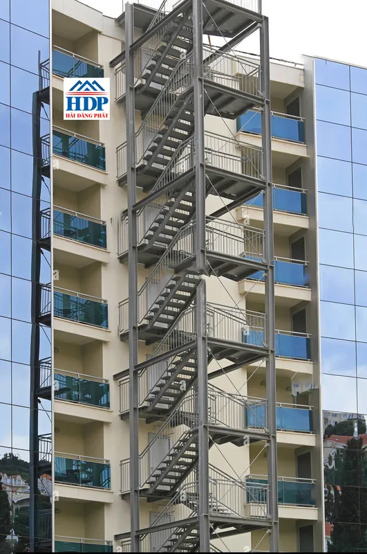 Sản phẩm 1741406600_cau thang thoat hiem hai dang phat 11 — Công Ty TNHH Cơ Khí Xây Dựng Hải Đăng Phát — MST 3702702125