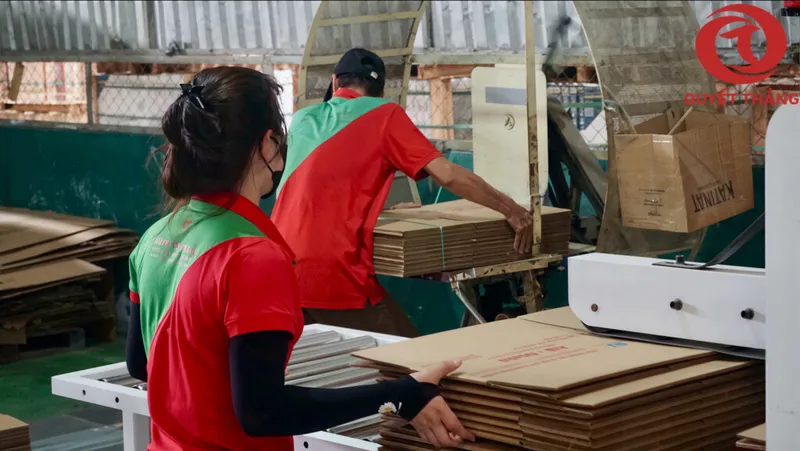 Sản phẩm cong nhan san xuat thung carton quyet thang box 1024x577 — Công Ty CP Sản Xuất Bao Bì Quyết Thắng — MST 3702864221