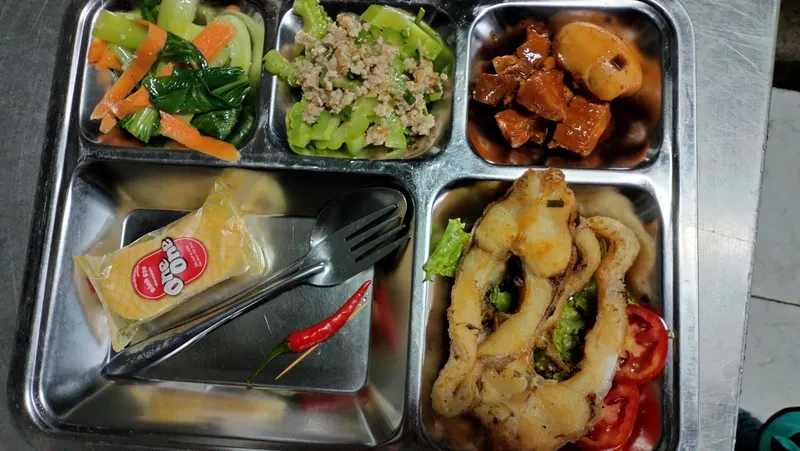 Sản phẩm khay com 33 — Suất Ăn Công Nghiệp Phú Đại Thành - Công Ty TNHH Suất Ăn Công Nghiệp Phú Đại
Thành — MST 3702915532