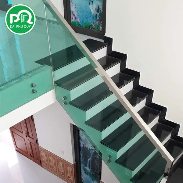 Sản phẩm cau thang kinh mau xanh — Công Ty TNHH Nhôm Kính Đại Phú Quý — MST 3702992544