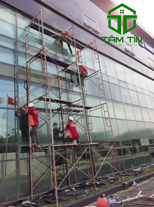 Sản phẩm dich vu lau kinh ngoai troi can su dung dich vu tuong doi phuc tap 762x1024 — Công Ty TNHH Đầu Tư Thương Mại Dịch Vụ Kỹ Thuật Tâm Tín — MST 3703026991
