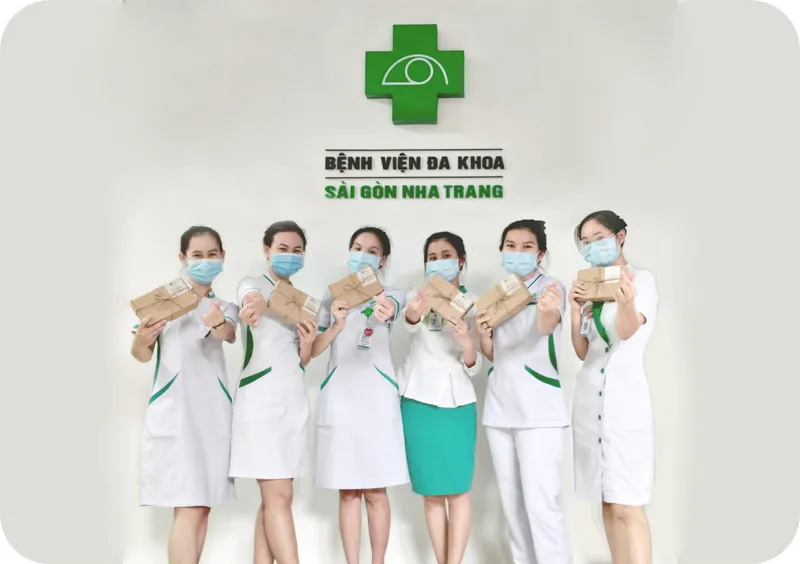 Sản phẩm ANH BIA BENH VIEN scaled — Đồng Phục Trường Xinh - Công Ty TNHH Tổng Hợp Kim Thủy — MST 4201542391