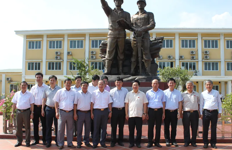 Sản phẩm corporate team workers group photo industrial — Công Ty Cổ Phần Than Hà Lầm - VINACOMIN — MST 5700101637