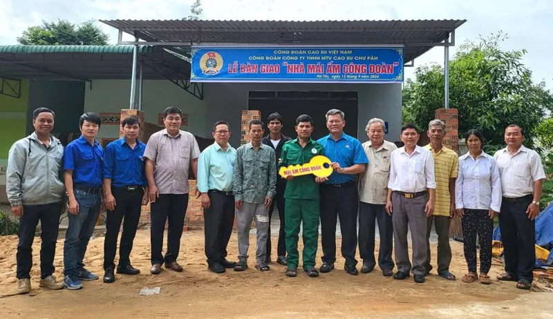 Sản phẩm Ban giao nha Mai am Cong doan cho Cong nhan BLun Nong truong Ha Tay 1024x591 1 — Cao Su Chư Păh - Công Ty TNHH MTV Cao Su Chư Păh — MST 5900190507