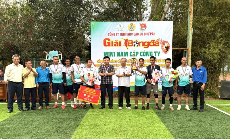 Sản phẩm Ban to chuc trao cup va co cho doi bong Nong truong Ia Phu dat chuc vo dich 1024x621 1 — Cao Su Chư Păh - Công Ty TNHH MTV Cao Su Chư Păh — MST 5900190507