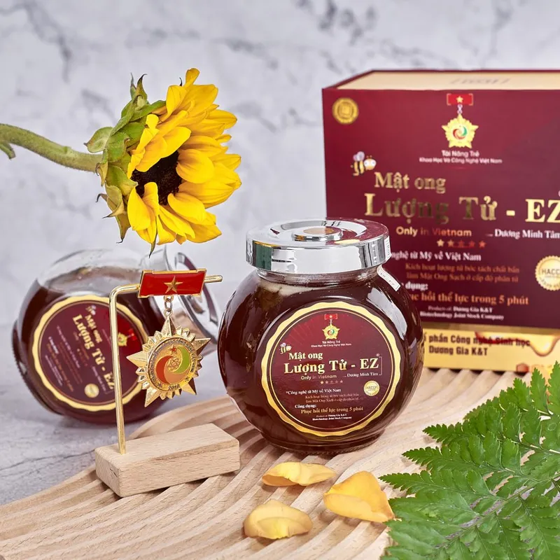 Sản phẩm Mat ong luong tu ez dong hop qua 350ml 002 1024x1024 — Mật Ong Lượng Tử - Công Ty Cổ Phần Công Nghệ Sinh Học Dương Gia K&T — MST 6001725151